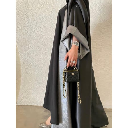 عبايه دبل فيس القماش الاول تفتة استريتش اسود - الثاني لاميه فضي -طرحه