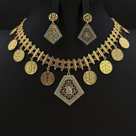 طقم شوكر ذهبي بحلق بتصميم تراثي مرصع بزيركون فاخر لون أزرق بضمان على اللون