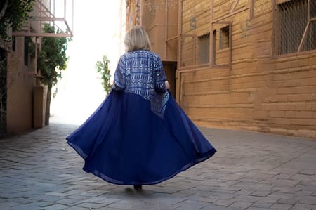 عباية لنن بشك وتطريز يدوي اللون الكحلي