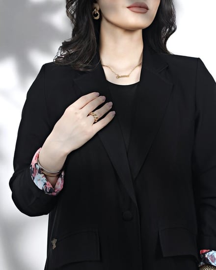 بلايزر أسود ومشجر من الداخل
