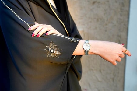 عباية البشت الأنيق باللون الأسود