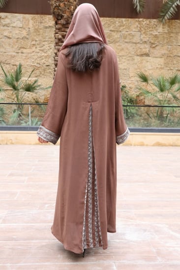 عباية كريب مطرزة لون بني