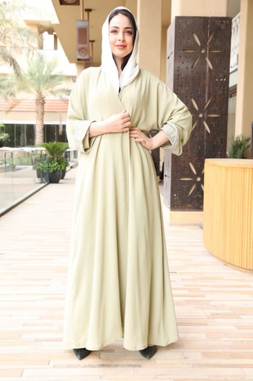 عباية كريب مطرزة لون أخضر فاتح