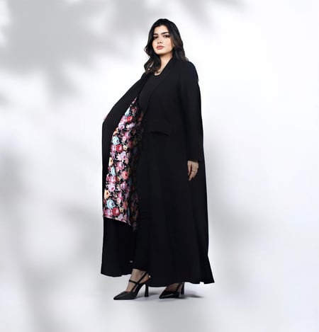 بلايزر أسود ومشجر من الداخل