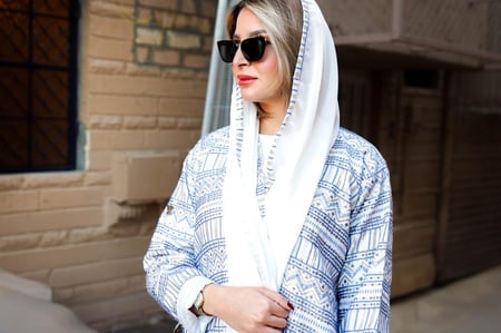 عباية لنن بشك وتطريز يدوي اللون الابيض