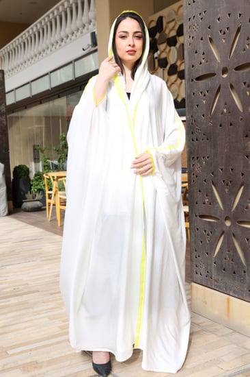 عباية بشت بأطراف نايلون لون أبيض