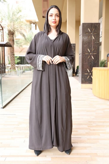 عباية كريب مطرزة لون رمادي غامق