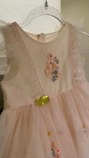 فستان بتطريز وردي