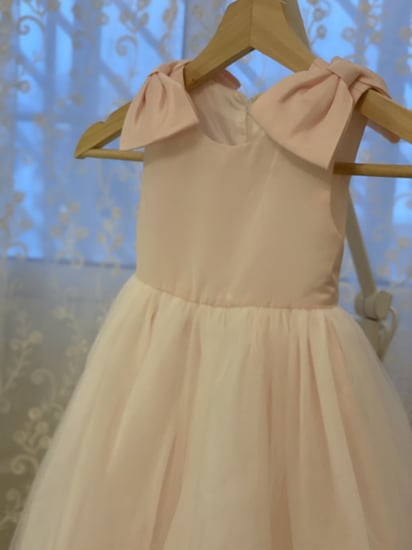 فستان وردي بخصر مرتفع مزين بفيونكة ع الكتف