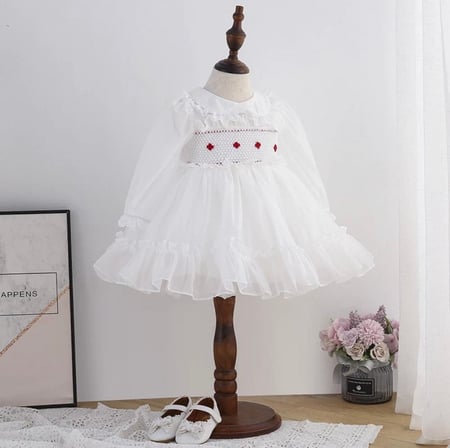 فستان ابيض بنقش خفيف احمر