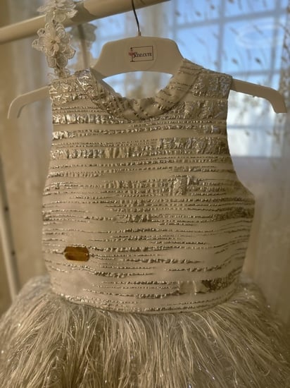 فستان الريش الابيض والفضي