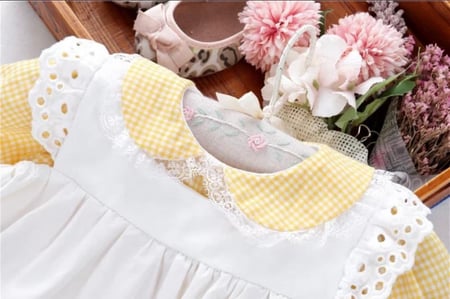 فستان ربيعي باللون الاصفر