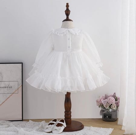 فستان ابيض بنقش خفيف احمر