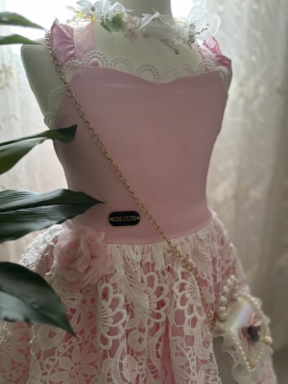 فستان بالدانتيل وربطات ف الظهر