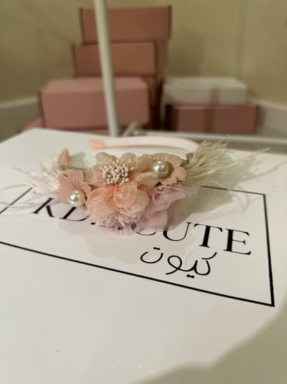 طوق الورد مع الريش