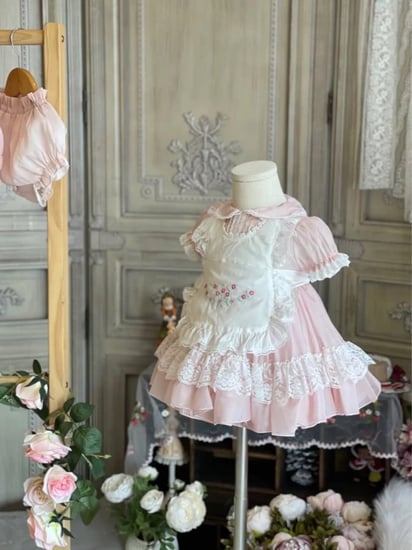 فستان كلاسيكي من الدانتيل الاسباني