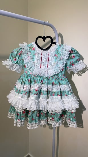 فستان اسباني مزين بالدانتيل مع الكلوت