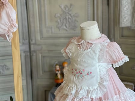 فستان كلاسيكي من الدانتيل الاسباني