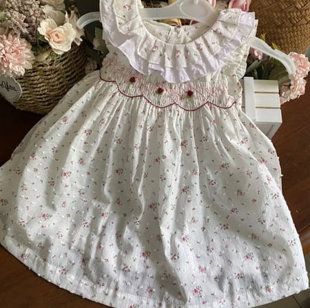 فستان صيفي مطرز بالورد