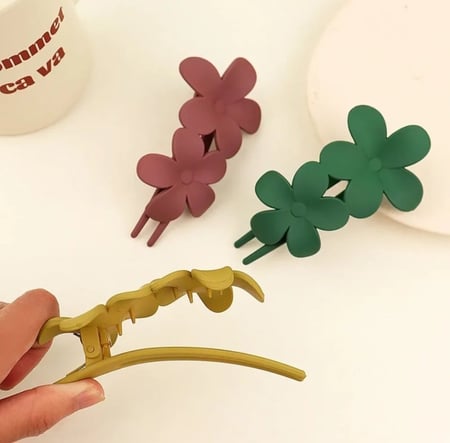 مسكة شعر جميلة بألوان متعددة .