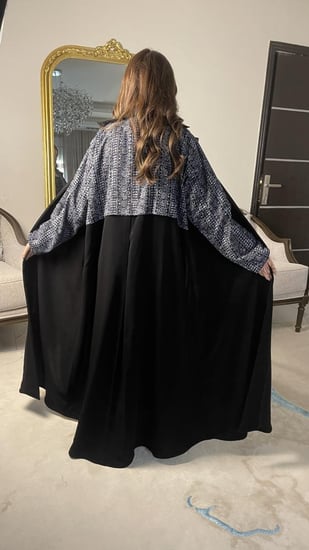 عباية بليزر رسمية بقماش كريب ملكي كوري وتفاصيل "شانيل" فاخرة