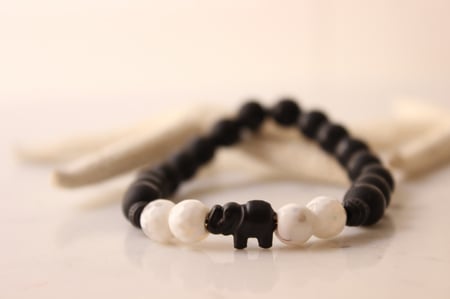 اسوره بحجر اسود وابيض مع تعليقه الفيل بالاسود المطفي