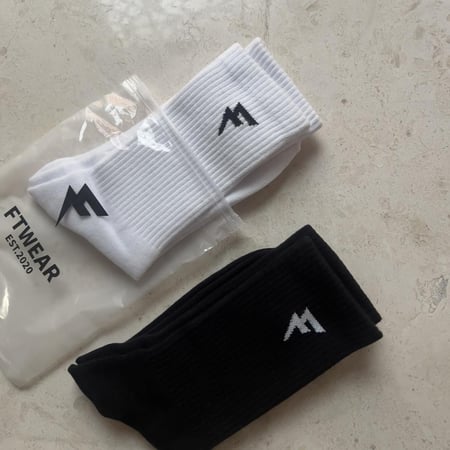Socks - جوارب رياضية طويلة يآتي مجموعة ابيض / اسود