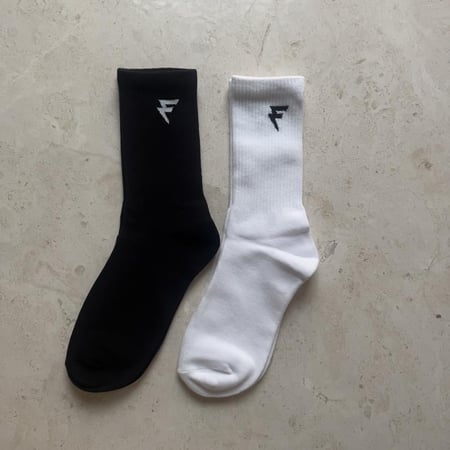 Socks - جوارب رياضية طويلة يآتي مجموعة ابيض / اسود