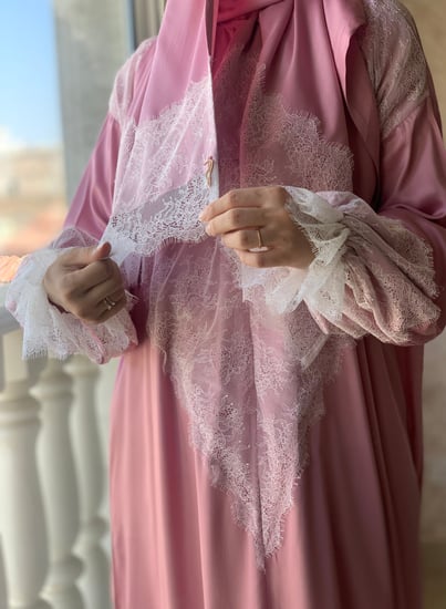 شرشف صلاة وردي دانتيل سحاب و الطرحة مثبتة