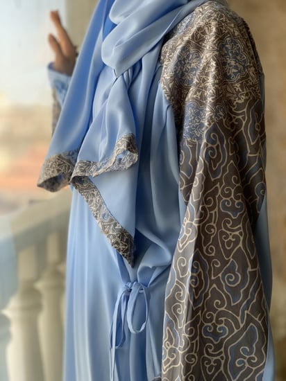 شرشف صلاة رسم باتيك لف ازرق سماوي و الطرحة مثبتة