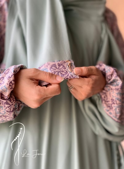 شرشف صلاة رسم باتيك لف اخضر و بنفسجي و الطرحة مثبتة .
