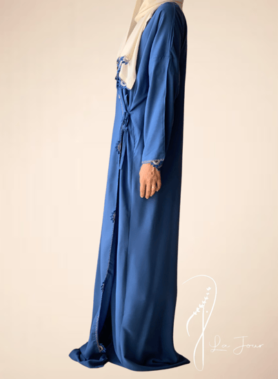 شرشف صلاة لف ازرق كروشيه يدوي و الطرحة بيج مثبتة