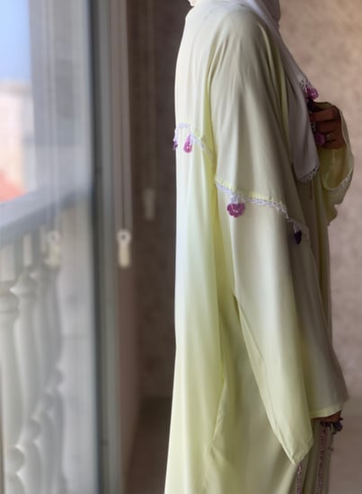 شرشف  صلاة أصفر مزين بالكروشيه الوردي و الموف