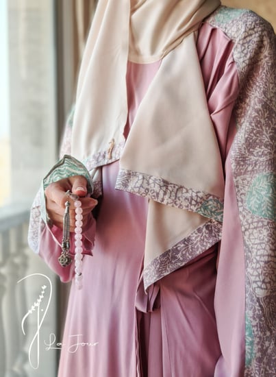 شرشف صلاة لف رسم باتيك باستيل بصلي على موف الطرحة مثبتة