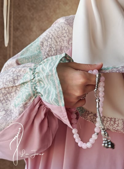 شرشف صلاة لف رسم باتيك باستيل بصلي على موف الطرحة مثبتة