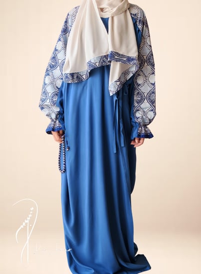 شرشف صلاة ازرق لف رسم باتيك الطرحة مثبتة