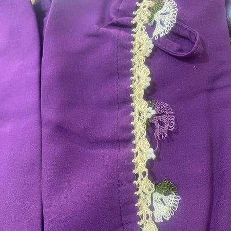 شرشف صلاة بنفسجي سستة مزين بالكروشيه و الورد الاويا