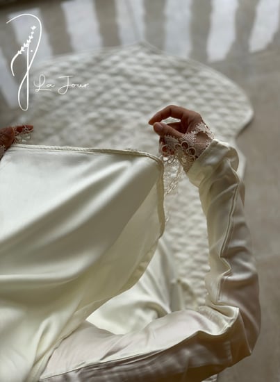 شرشف صلاة لف  اوف وايت ستان  اويا ورد و الطرحة مثبتة.