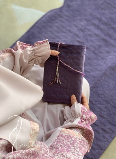 شرشف صلاة لف رسم باتيك وردي  على دستي بنك الطرحة مثبتة