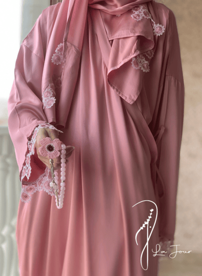 شرشف صلاة بصلي ورديي لف مزين بالأويا و الطرحة بيضاء