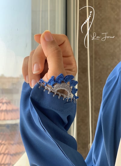 شرشف صلاة لف ازرق كروشيه يدوي و الطرحة بيج مثبتة