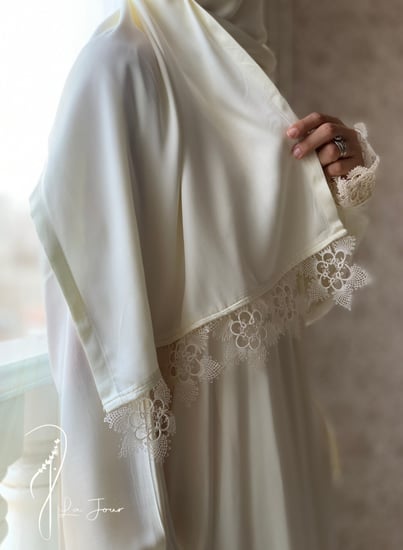 شرشف صلاة لف  اوف وايت ستان  اويا ورد و الطرحة مثبتة.