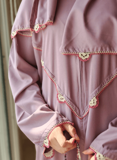 شرشف صلاة سستة بنفسجي على بنك مزين بالكروشيه من لاجور