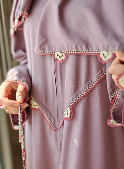 شرشف صلاة سستة بنفسجي على بنك مزين بالكروشيه من لاجور