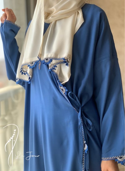 شرشف صلاة لف ازرق كروشيه يدوي و الطرحة بيج مثبتة