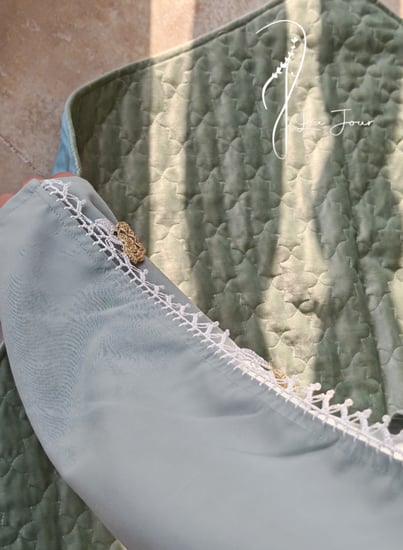 شرشف سستة رمادي على اخضر مزين بالكروشيه ذهبي من لاجور