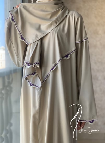 شرشف صلاة سحاب بيج  مزين بالكروشي  يدوي و الطرحة منفصلة