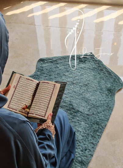 شرشف صلاة لف أزرق بترولي  بالكروشيه بيج  يدوي مميز