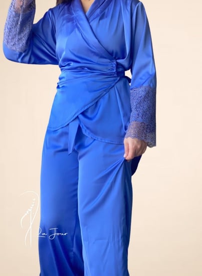 بيجامة حرير ازرق درابيه