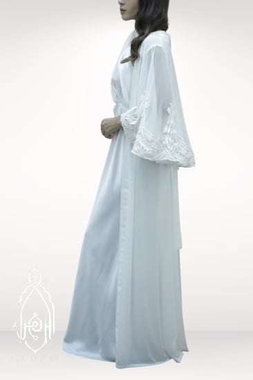 قميص نوم وروب ابيض حرير و دانتيل